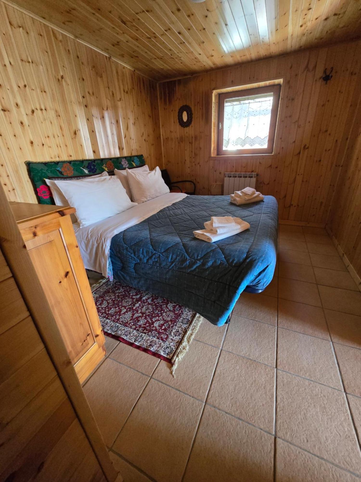 Chalet Natura La Taverna Dei 3 Porcellini Cavaliere  ภายนอก รูปภาพ